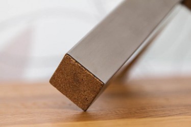 Ножка стола из нержавеющей стали, шлифованная поверхность. Накладка из пробки