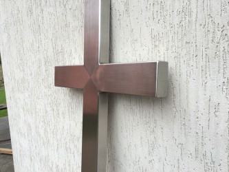 Надгробный крест. Нержавеющая сталь, прямоугольная труба 100х50 мм, поверхность шлифованная. Размер 2х0,6 м.
